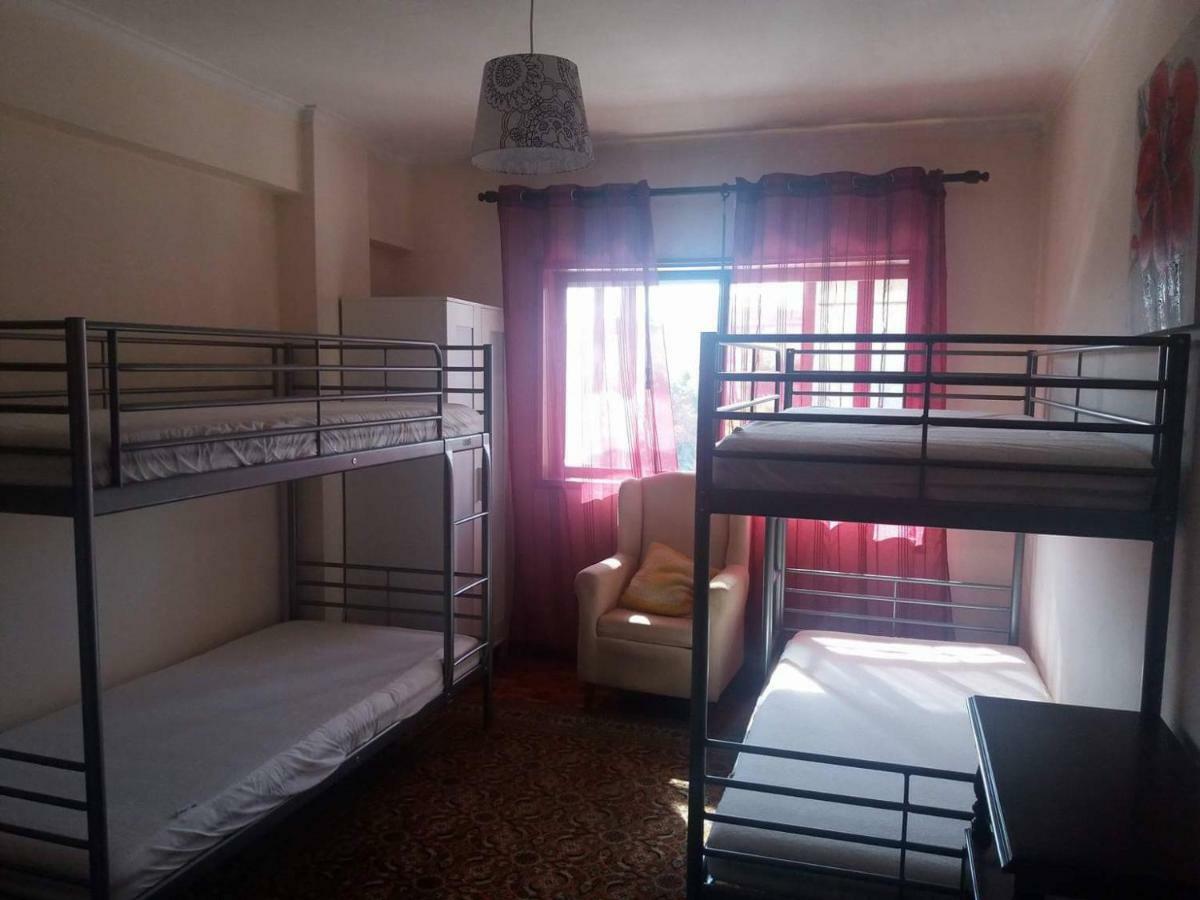 Quarto com 4 camas (Beliches+ 1 Sofá-cama) Porto Exterior foto