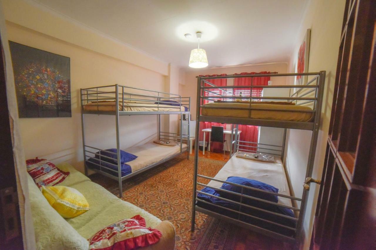 Quarto com 4 camas (Beliches+ 1 Sofá-cama) Porto Exterior foto
