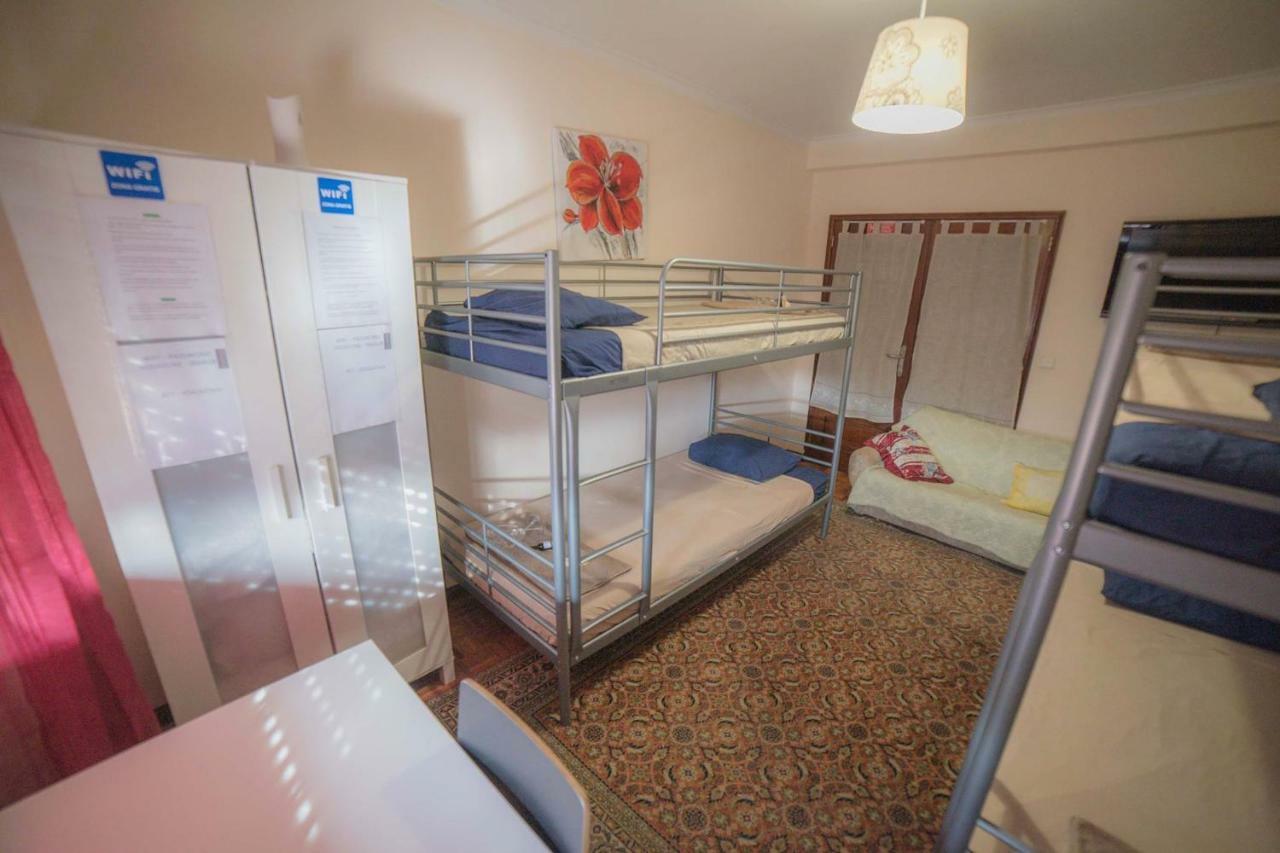 Quarto com 4 camas (Beliches+ 1 Sofá-cama) Porto Exterior foto