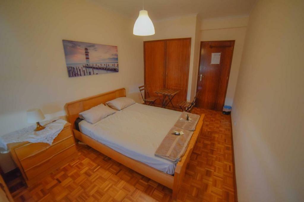 Quarto com 4 camas (Beliches+ 1 Sofá-cama) Porto Exterior foto